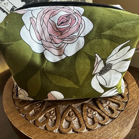 Handcrafted Cosmetic Bag-Green Multi-Color floral Exterior, Gold Interior New - Picture 5 of 6